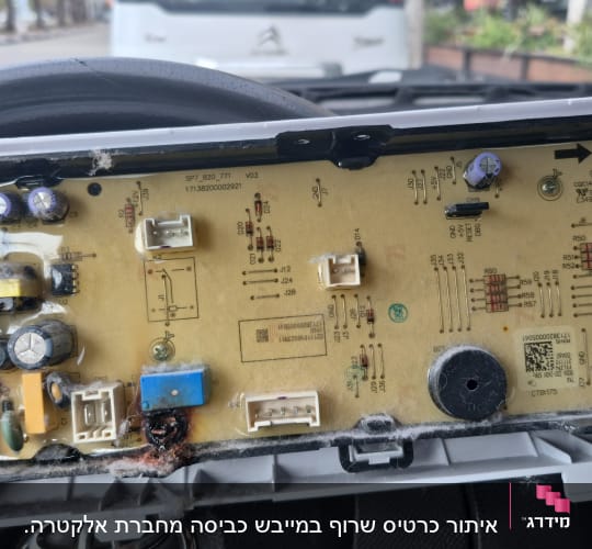מעגל חשמלי עם רכיבים אלקטרוניים וחוטים צבעוניים